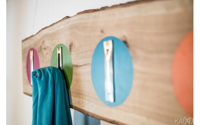 Eiche color up! | Vollholz design-garderobenpaneel-eiche-massivholz-klapphaken-waldkante-h