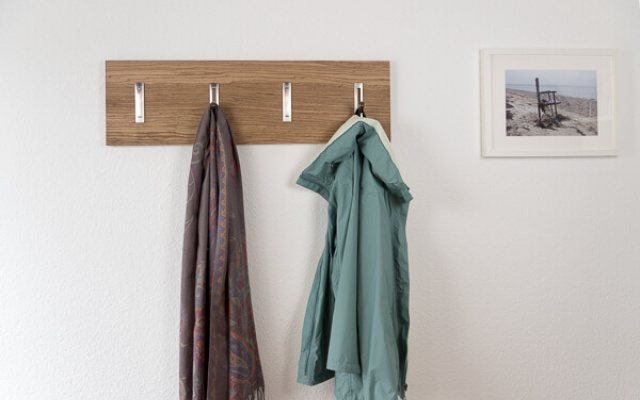 design-garderobenpaneel-zebrano-vollholz-klapphaken-schlicht-3