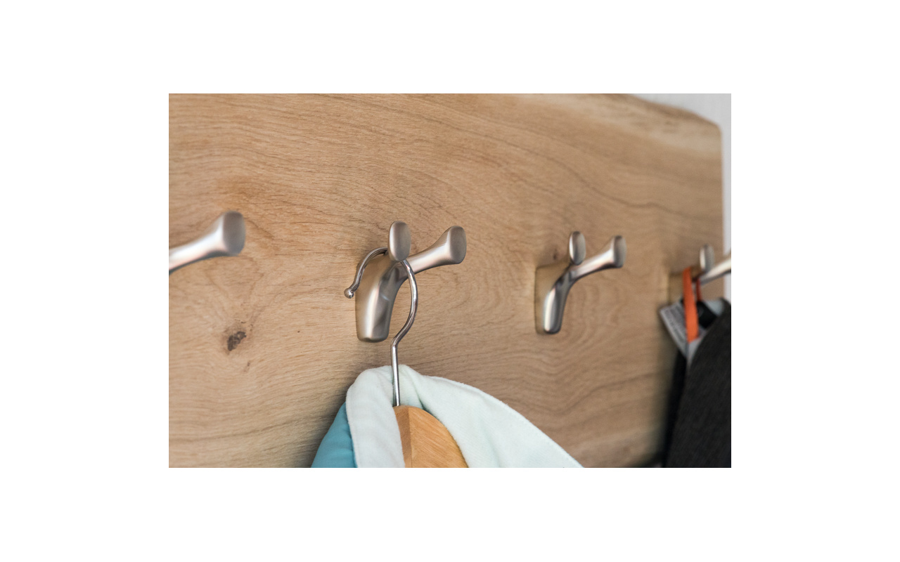 design-garderobenpaneel-eiche-vollholz-baumkante-hirschkopf-800-2596