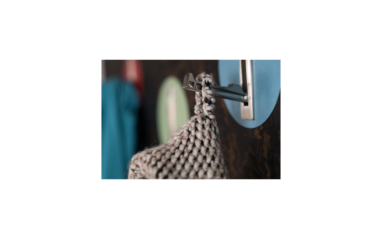 design-garderobenpaneel-pappel-massivholz-klapphaken-makassar-3